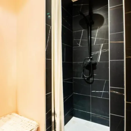 Sublime Spacious In Menilmontant Parigi
